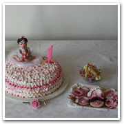 torta con cake topper e biscotti